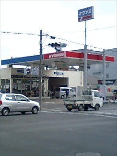 ガソリンスタンドが目印です。
