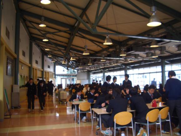 カフェテリアの風景です。みんな楽しそうですね！