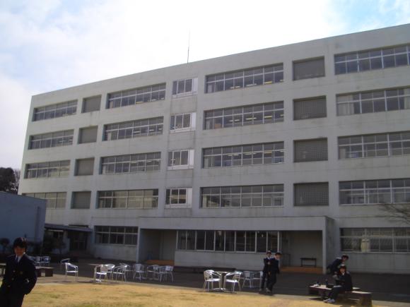 ここが高校棟です。高校生の教室があります。