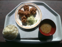 カフェテリアの唐揚げ定食