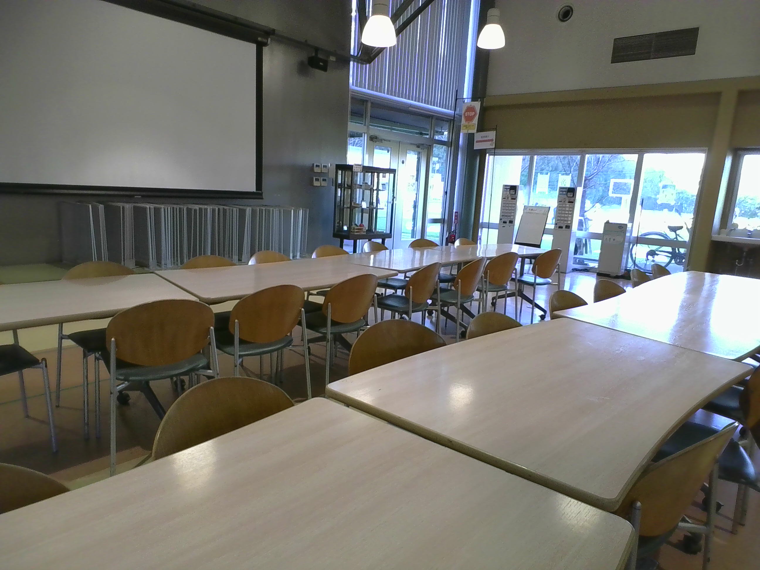 カフェテリア内部