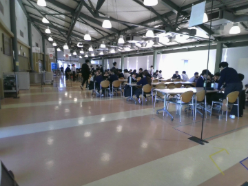 カフェテリアの画像が表示されるはず...